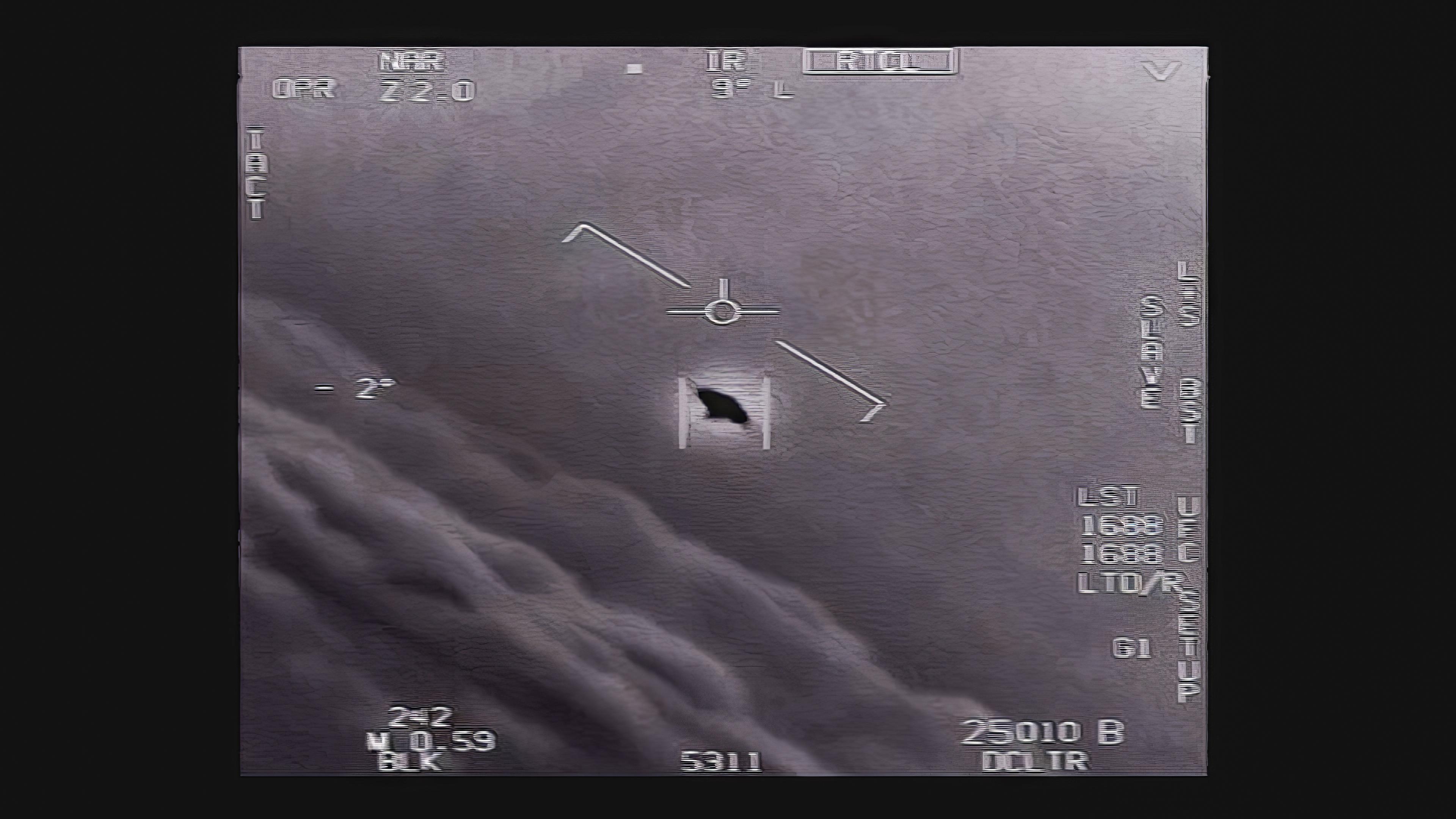 Eine schwarz-weiß Aufnahme eines Flugobjekts im Himmel