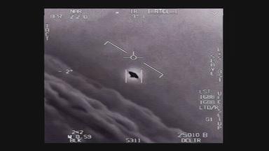 Eine schwarz-weiß Aufnahme eines Flugobjekts im Himmel