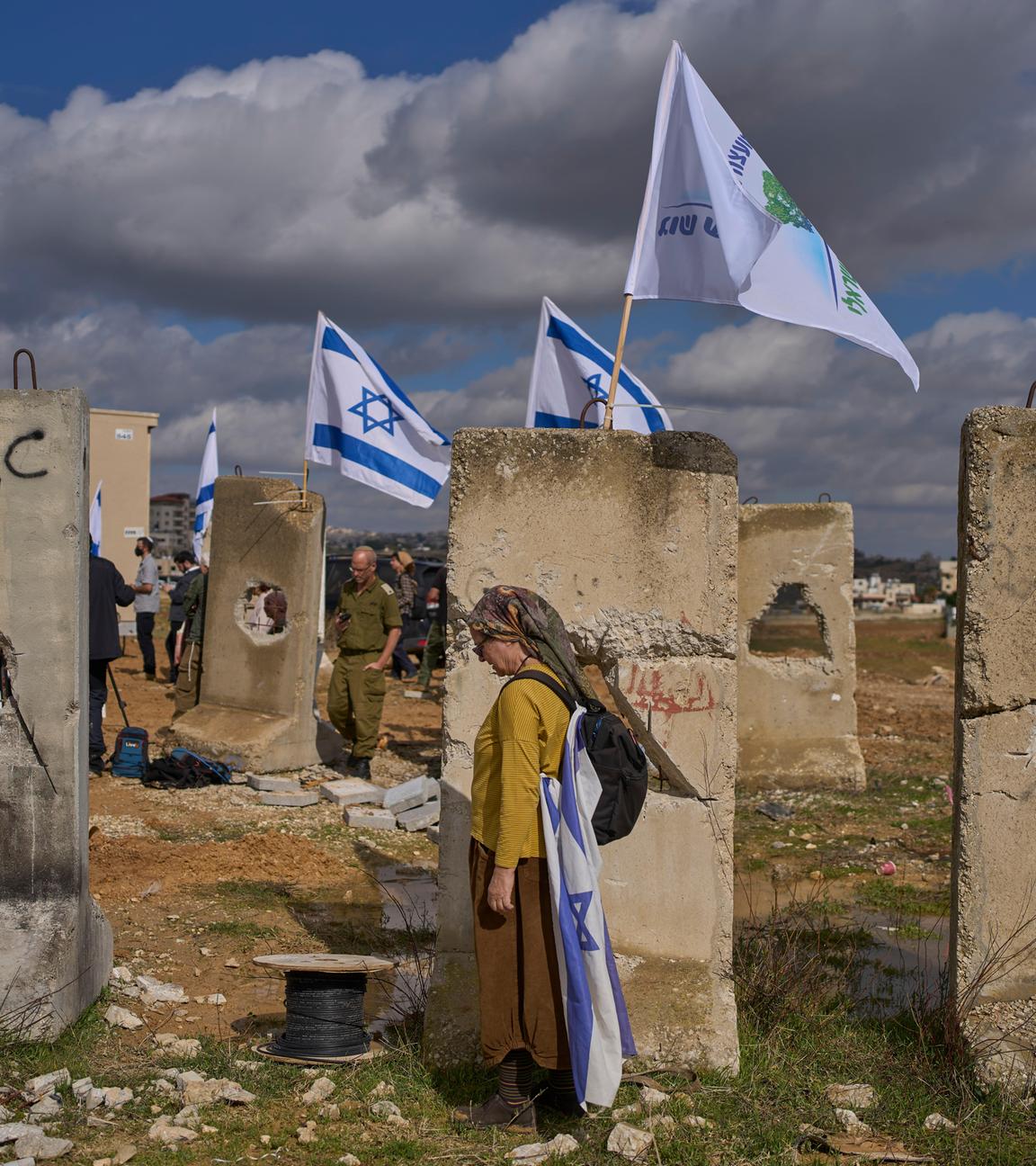 Siedler nehmen an einer Einweihungszeremonie für eine neu legalisierte jüdische Siedlung, Yatziv, angrenzend an die palästinensische Stadt Bayt Sahur im Westjordanland teil.Siedler nehmen an einer Einweihungszeremonie für eine neu legalisierte jüdische Siedlung, Yatziv, angrenzend an die palästinensische Stadt Bayt Sahur im Westjordanland teil.