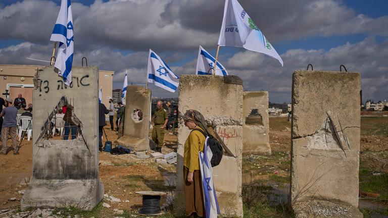 Siedler nehmen an einer Einweihungszeremonie für eine neu legalisierte jüdische Siedlung, Yatziv, angrenzend an die palästinensische Stadt Bayt Sahur im Westjordanland teil.Siedler nehmen an einer Einweihungszeremonie für eine neu legalisierte jüdische Siedlung, Yatziv, angrenzend an die palästinensische Stadt Bayt Sahur im Westjordanland teil.