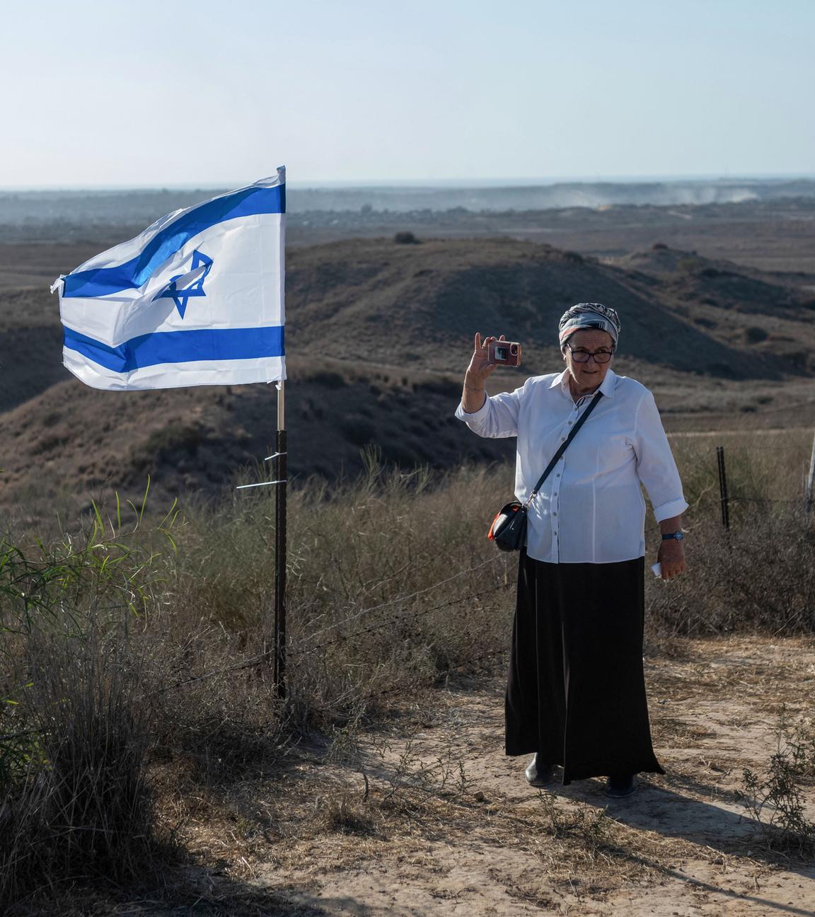 Daniella Weiss, Gründerin der rechtsextremen israelischen Siedlerorganisation Nachala, steht während eines Marsches zur Grenze mit Gaza neben einer israelischen Flagge.