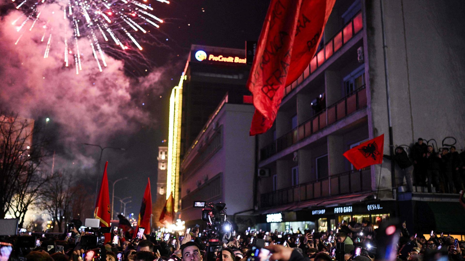 Anhänger der Regierungspartei Vetevendosje feiern am 28. Dezember 2025 in Pristina das Ergebnis der Parlamentswahl.