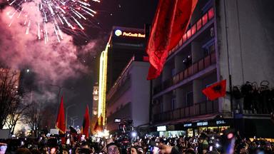 Anhänger der Regierungspartei Vetevendosje feiern am 28. Dezember 2025 in Pristina das Ergebnis der Parlamentswahl.