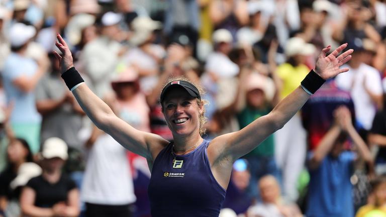 Laura Siegemund kann ihren Zweitrunden-Triumph bei den Australian Open kaum fassen.