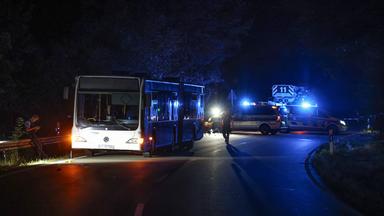 Eine Frau hat Personen in einem Bus in Siegen mit einem Messer angegriffen.