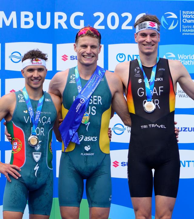 Siegerehrung der Triathleten Vasco Vilaca (Portugal, 2. Platz), Sieger Matthew Hauser (Australien, 1. Platz) und Henry Graf (Deutschland, 3. Platz) v.l., am 11.07.2026 in Hamburg.