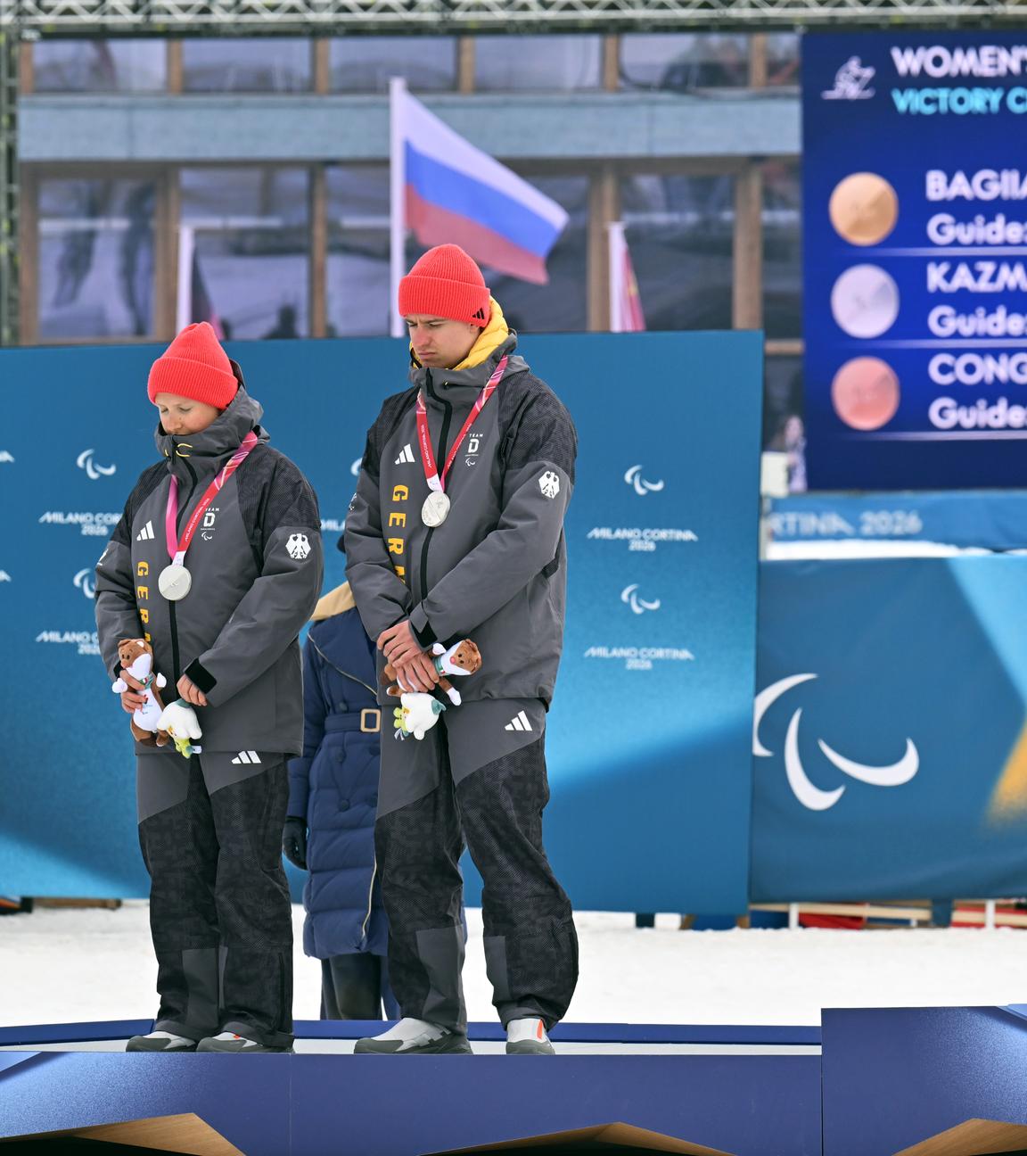 Linn Kazmaier und Guide Florian Baumann wenden sich bei der Siegerehrung von den Sieger Anastasiia Bagajan und Guide Sergei Sinijakin aus Russland ab