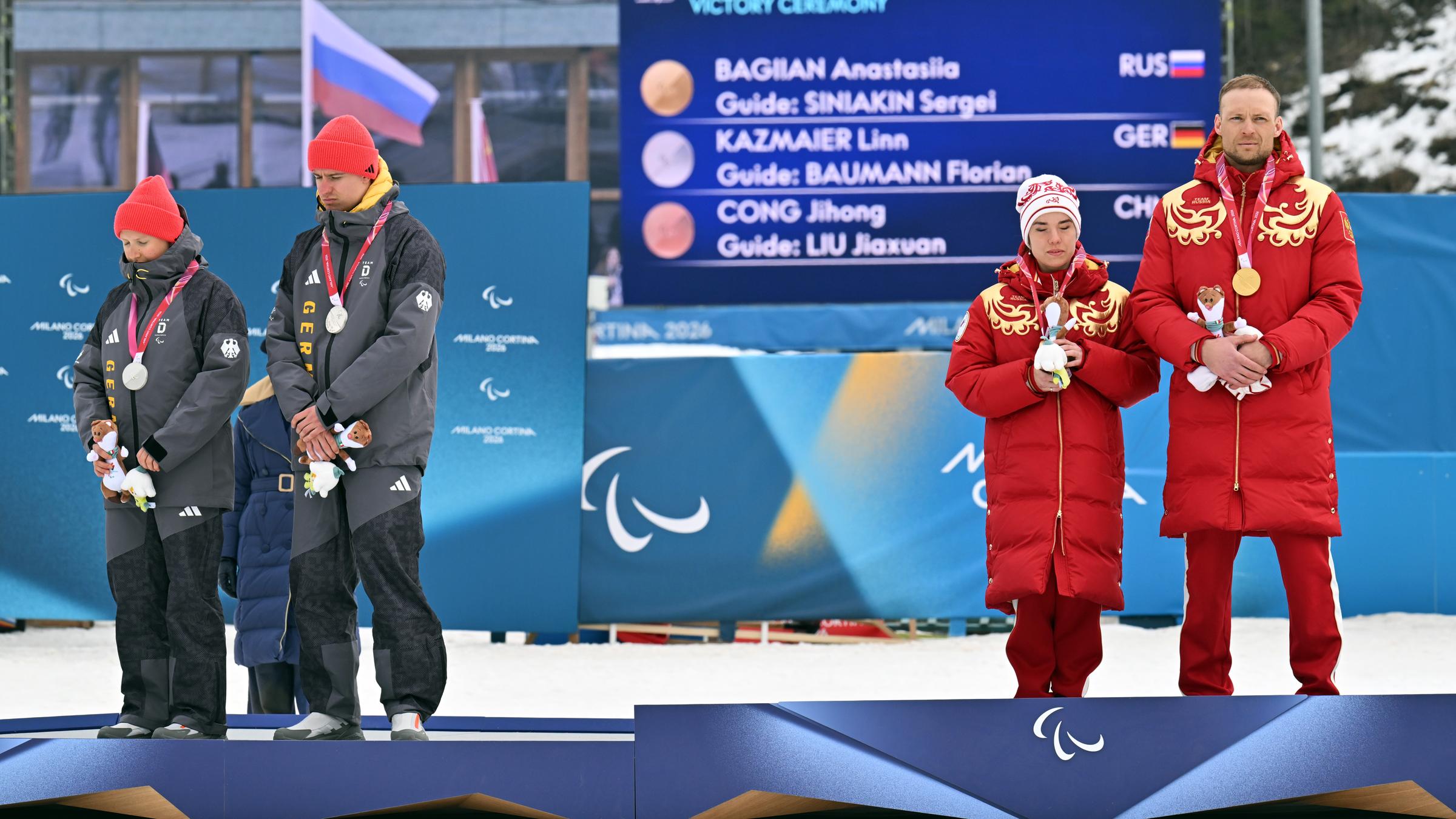 Linn Kazmaier und Guide Florian Baumann wenden sich bei der Siegerehrung von den Sieger Anastasiia Bagajan und Guide Sergei Sinijakin aus Russland ab