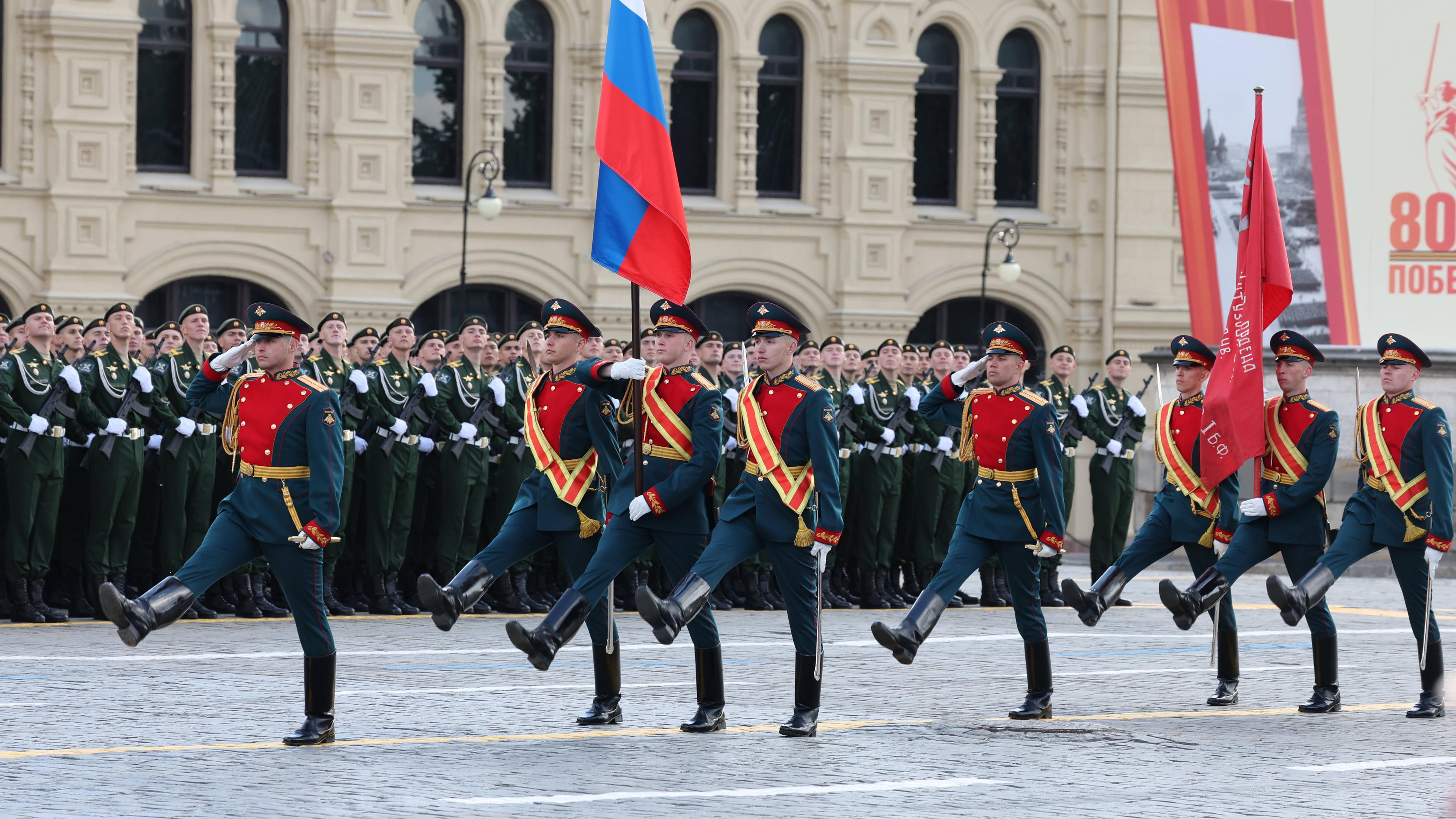 Mitglieder einer Ehrengarde nehmen an einer großen Parade zum 80. Jahrestag des Sieges der Sowjetunion im Großen Vaterländischen Krieg in Moskau, Russland, am 9. Mai 2025 teil