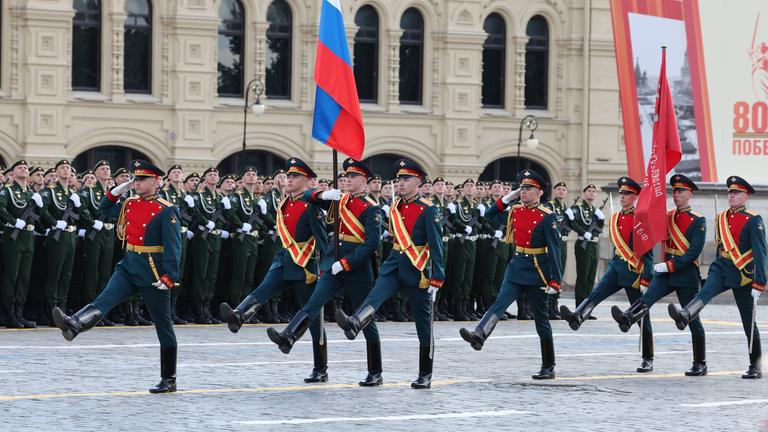 Mitglieder einer Ehrengarde nehmen an einer großen Parade zum 80. Jahrestag des Sieges der Sowjetunion im Großen Vaterländischen Krieg in Moskau, Russland, am 9. Mai 2025 teil