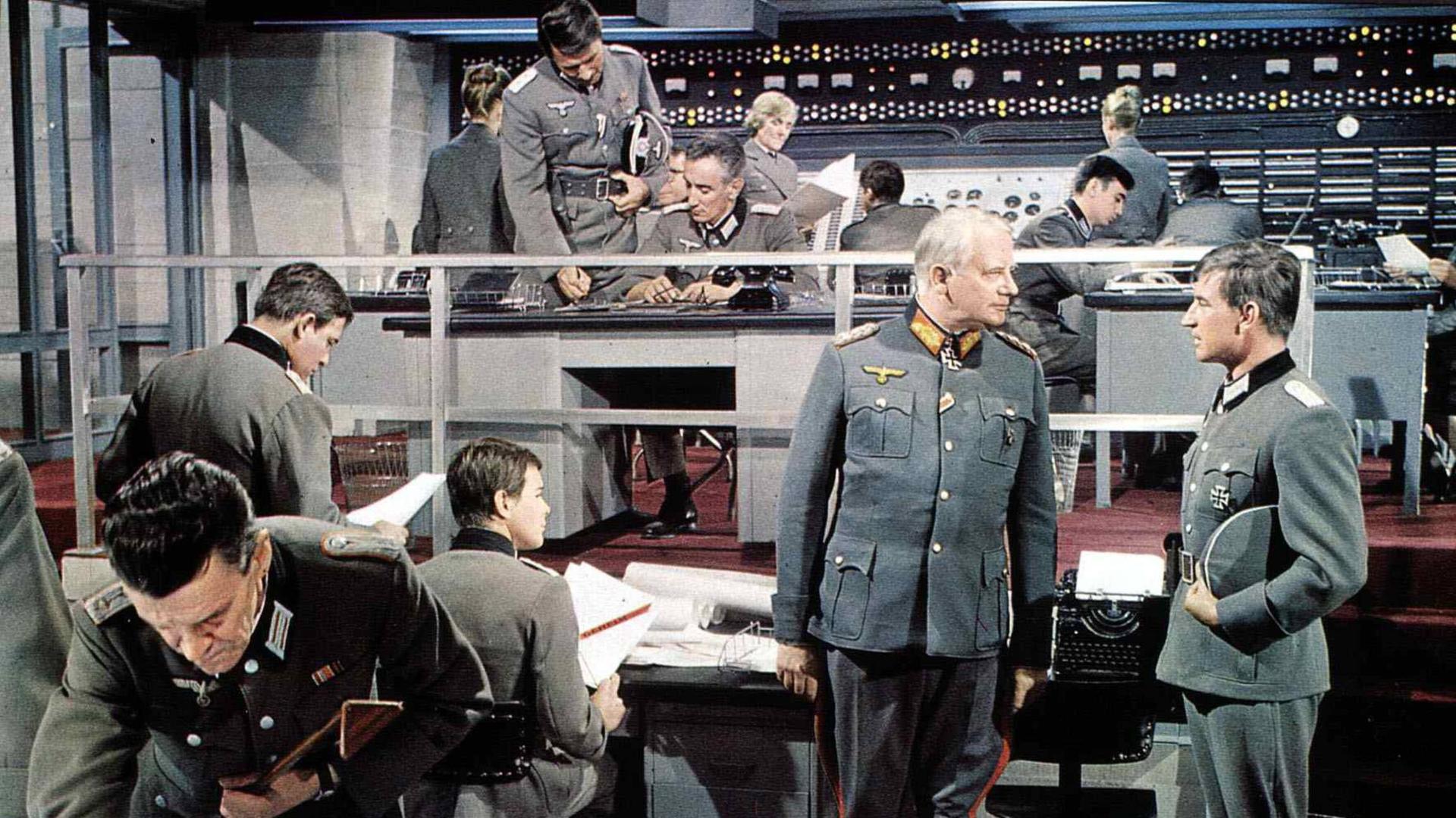 Richard Muench, Siegfried Rauch (r.) als Capt. Oskar Steiger  - Rede und Antwort - 1970 
