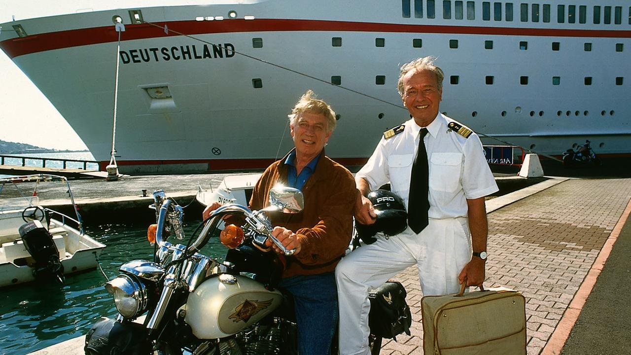 Siegfried Rauch als Kapitän Paulsen und Horst Naumann als Schiffsarzt Dr. Schröder vor dem neuen ZDF-Traumschiff MS Deutschland, aufgenommen am 30.07.2001