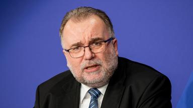 BDI-Präsident Siegfried Russwurm spricht beim Ostdeutschen Wirtschaftsforum im Theater am See in Bad Saarow