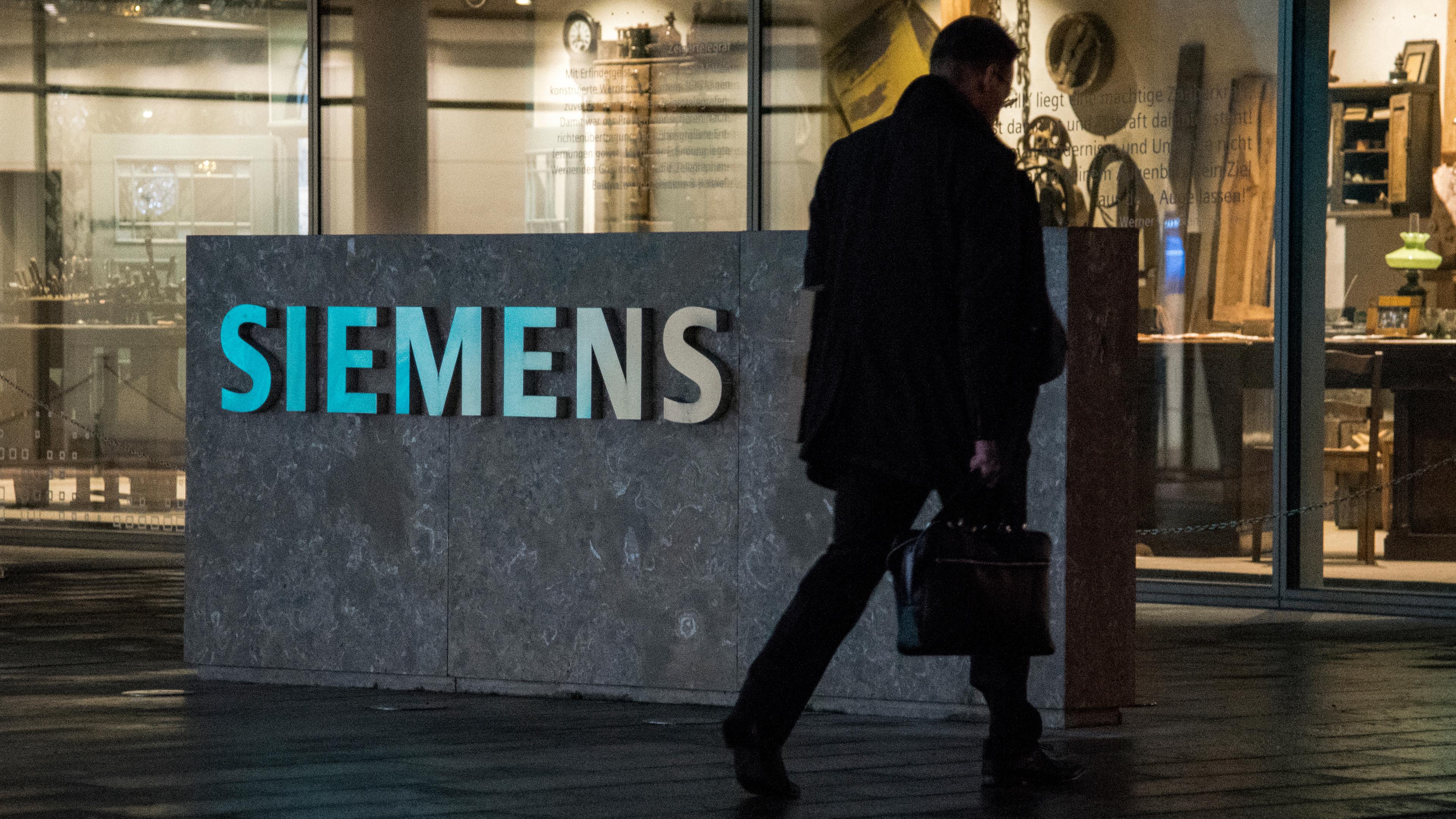 Das Firmenlogo von Siemens in München.