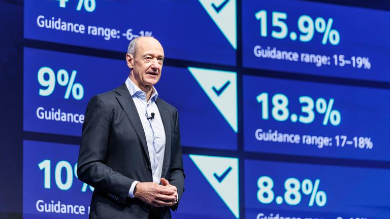 Bayern, München: Roland Busch, Vorstandsvorsitzender der Siemens AG, spricht auf der Siemens Jahres-Pressekonferenz unter dem Titel Siemens "One Tech - Strategy & Results" mit der Vorstellung der Zahlen für das 4. Quartal.