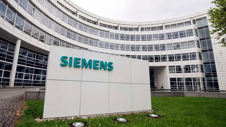 Siemens-Logo vor dem Hauptsitz in München