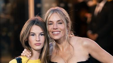 Das Bild zeigt Schauspielerin Sienna Miller auf dem roten Teppich mit ihrer Tochter Marlowe