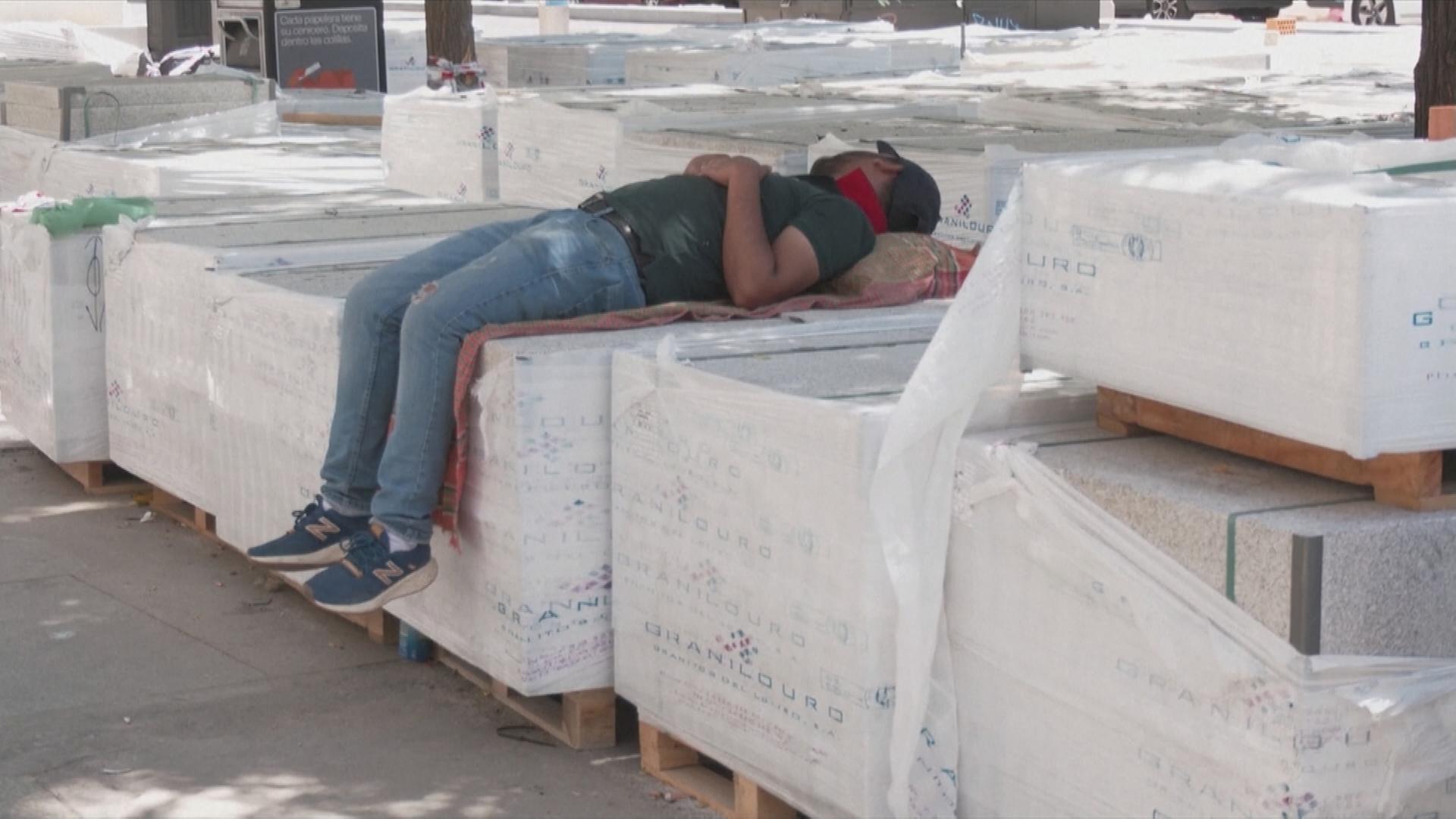 Mann auf Baustelle macht ein Nickerchen