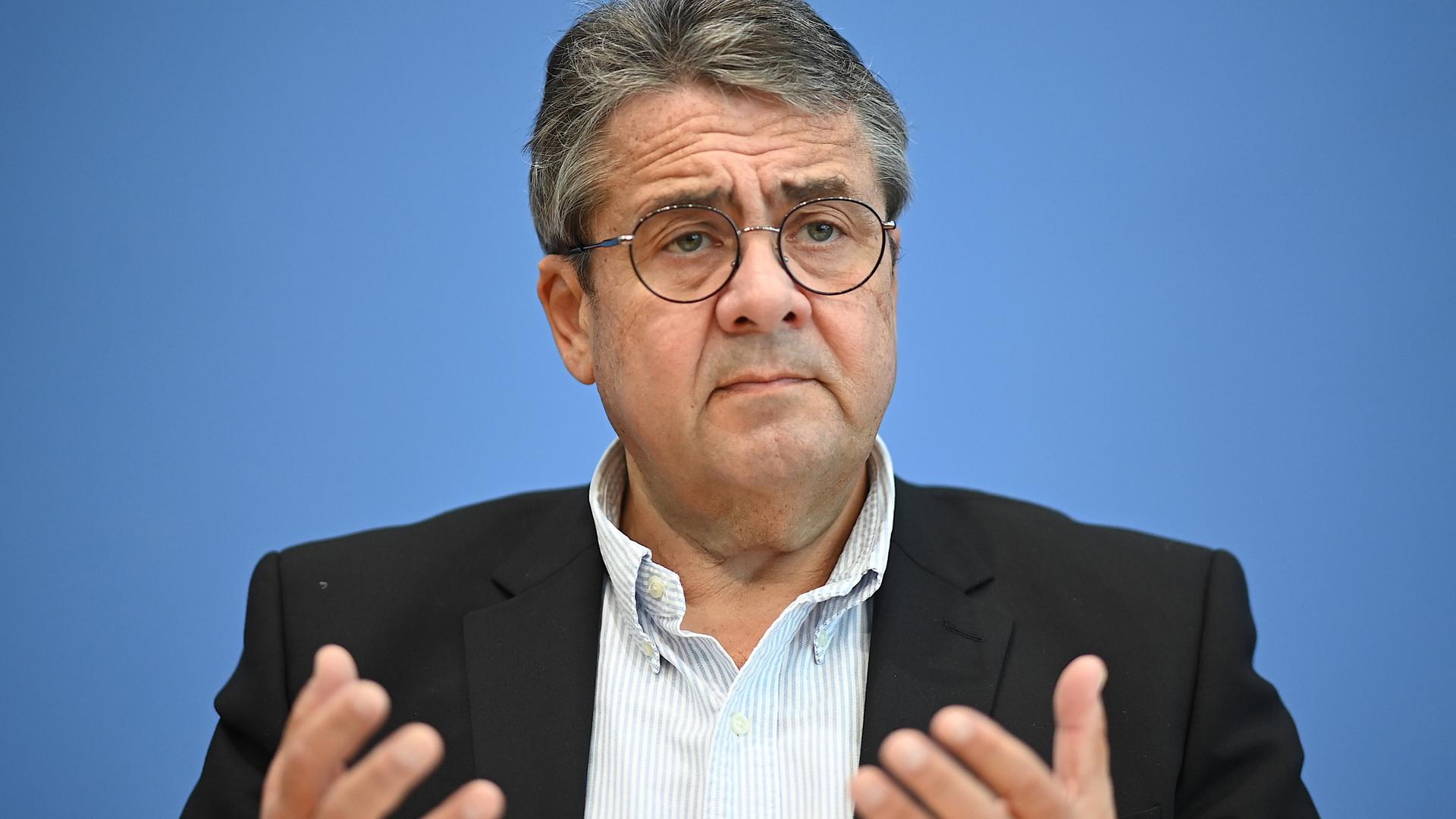 Sigmar Gabriel (SPD), Bundesaußenminister a.D., spricht.