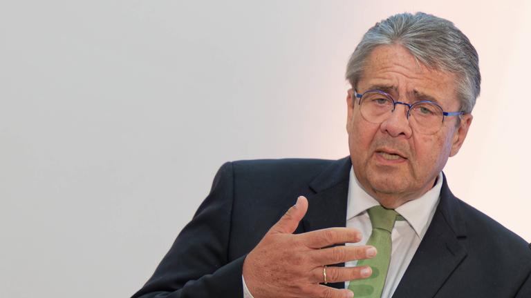 Prof. Sigmar Gabriel, Ministerpräsident a. D. und Bundesminister a. D., bei dem Akademiegespräch im Bayerischen Landtag am 12.06.2024 in München.