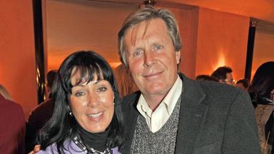 Schauspieler Sigmar Solbach und seine Frau Claudia Solbach lächeln in die Kamera.