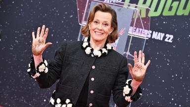 Sigourney Weaver hat sich im Zement verewigt