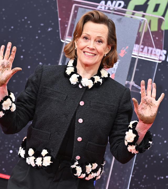 Sigourney Weaver hat sich im Zement verewigt