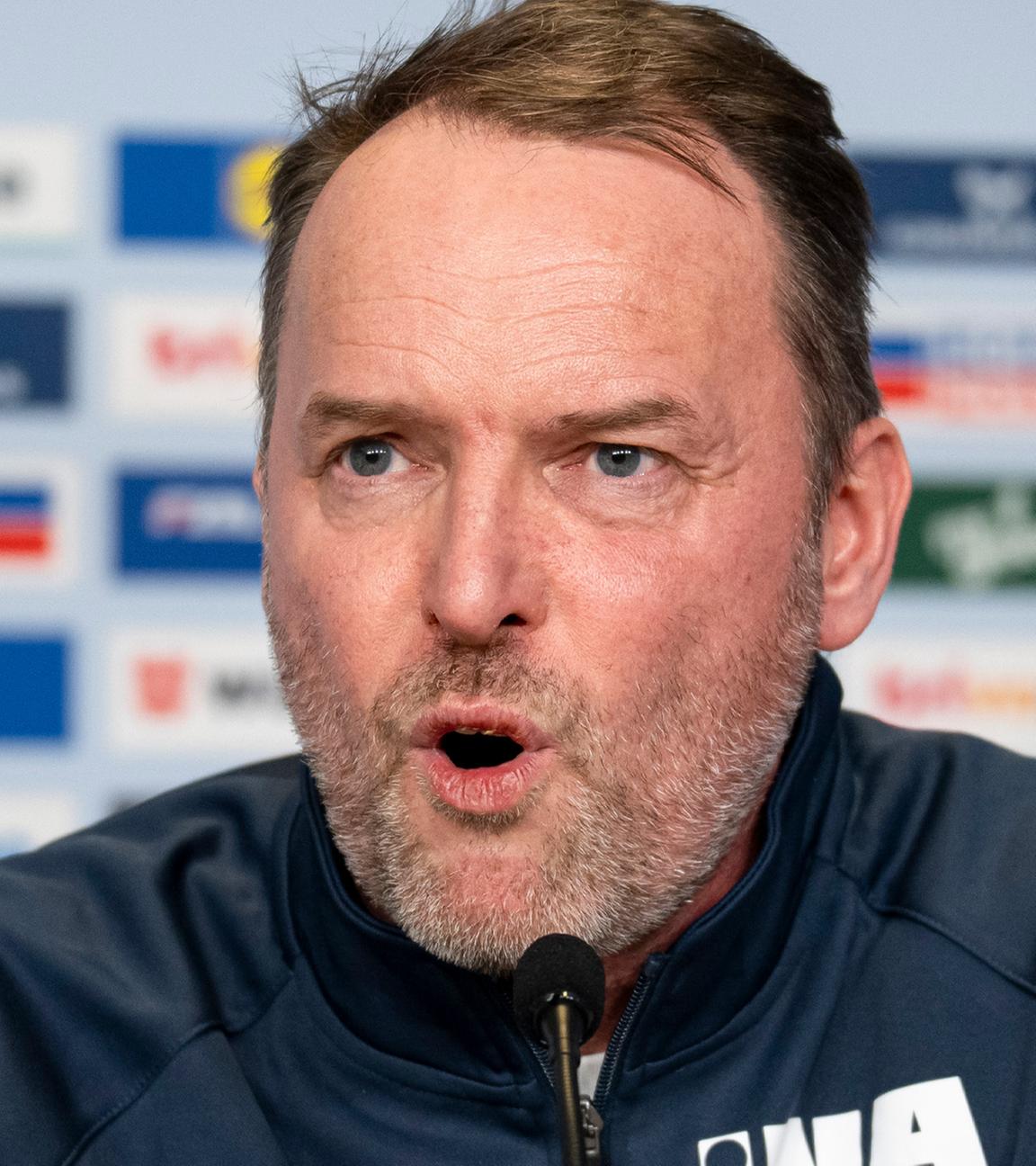 Dagur Sigurdsson, Trainer von Kroatien bei spricht während einer Pressekonferenz vor dem Halbfinale Deutschland gegen Kroatien.