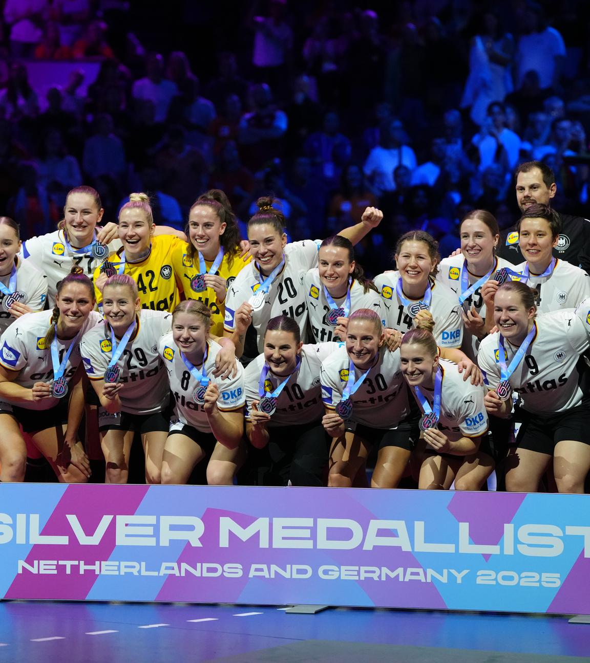 Die deutsche Handballfrauennationalmannschaft präsentiert die Silbermedaillen, nach der Niederlage im WM-Finale gegen Norwegen