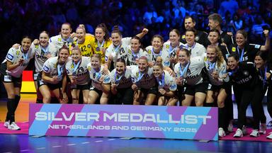 Die deutsche Handballfrauennationalmannschaft präsentiert die Silbermedaillen, nach der Niederlage im WM-Finale gegen Norwegen