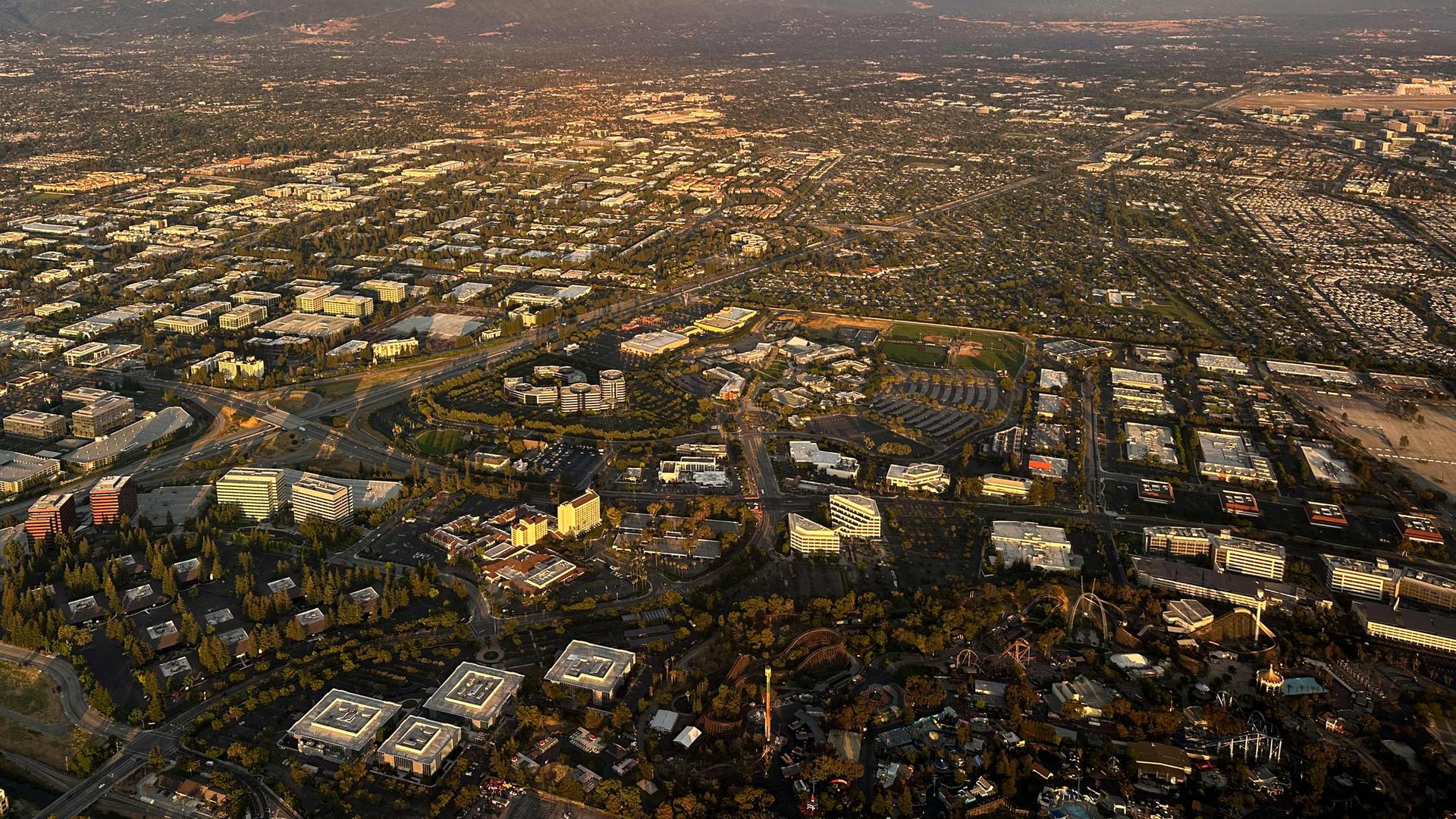 Ein Bild aus der Vogelperspektive, welches unter anderem Bürogebäude des Silicon Valleys zeigt.
