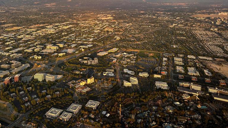 Ein Bild aus der Vogelperspektive, welches unter anderem Bürogebäude des Silicon Valleys zeigt.