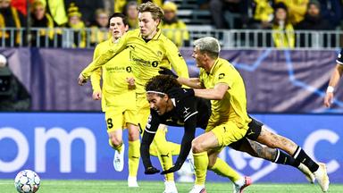 Borussia Dortmunds Stürmer Fabio Silva wird von mehreren Gegenspielern des FK Bodø/Glimt zu Fall gebracht