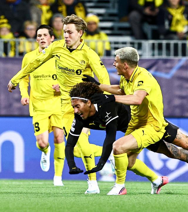 Borussia Dortmunds Stürmer Fabio Silva wird von mehreren Gegenspielern des FK Bodø/Glimt zu Fall gebracht