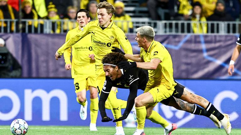 Borussia Dortmunds Stürmer Fabio Silva wird von mehreren Gegenspielern des FK Bodø/Glimt zu Fall gebracht
