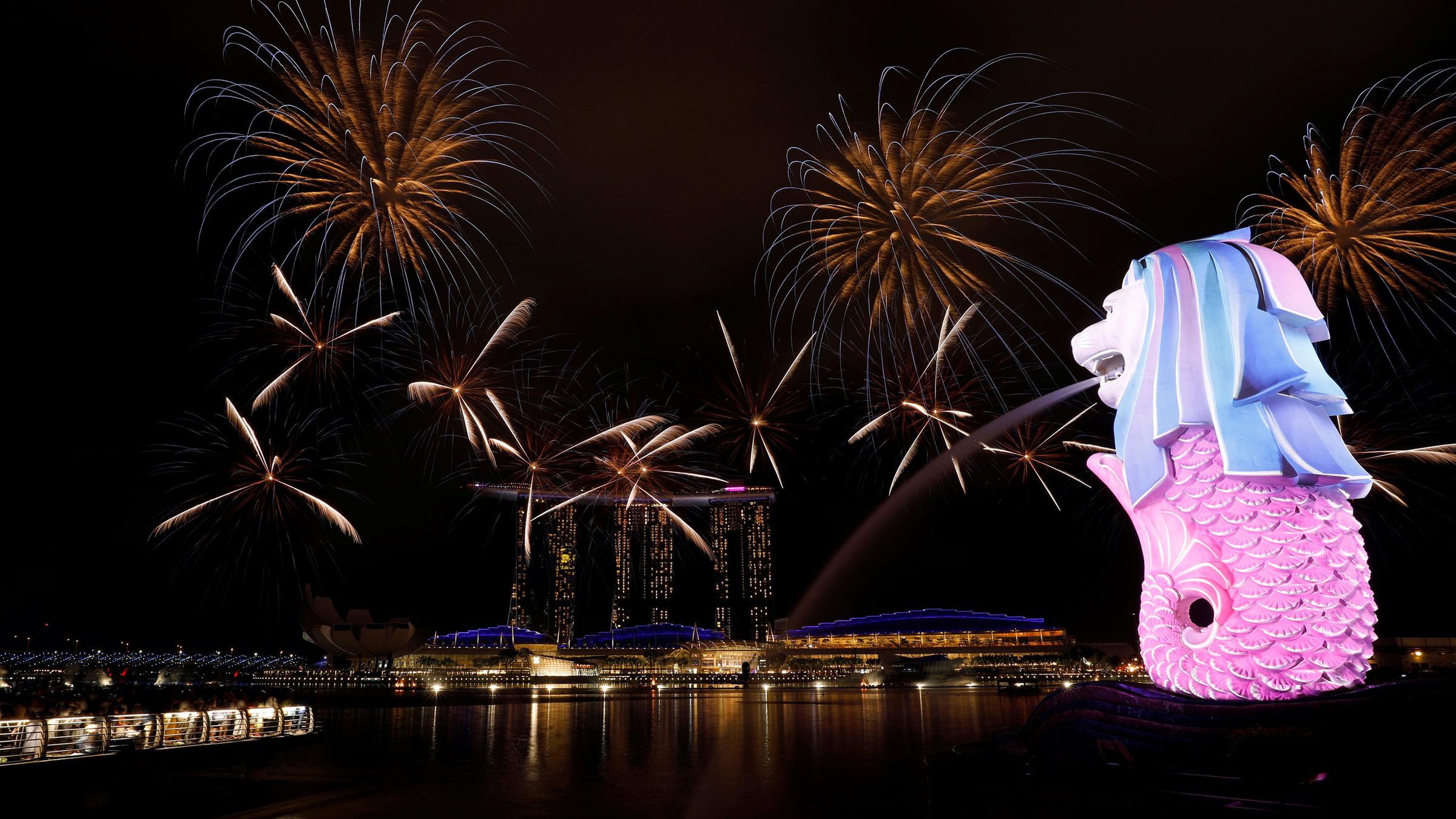 Feuerwerk über der Marina Bay in Singapur