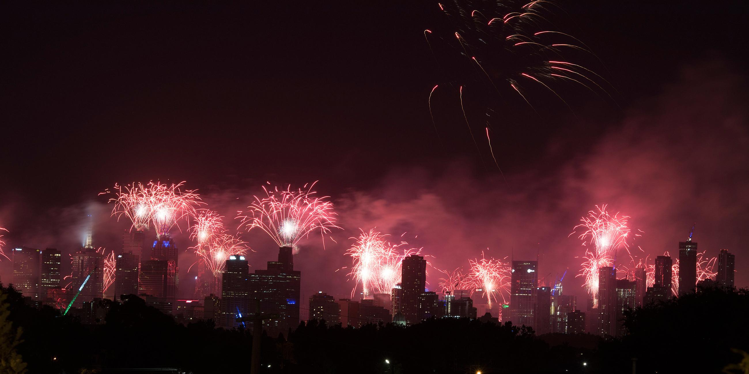 Feuerwerk über der Skyline von Melbourne