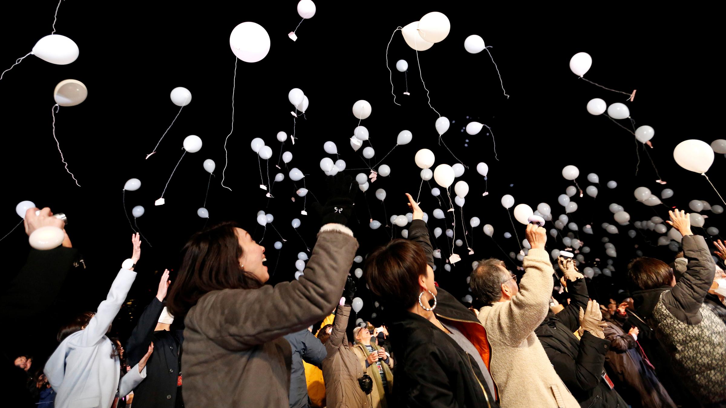 Japaner nehmen an einer Silvesterfeier in Tokio teil
