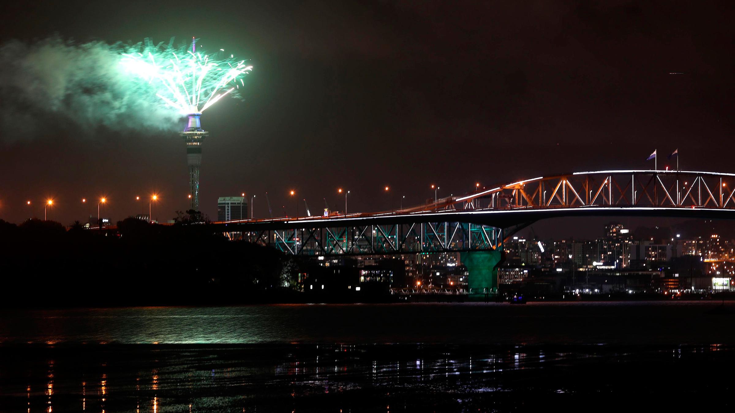Aucklands Sky Tower erglüht im Feuerwerk