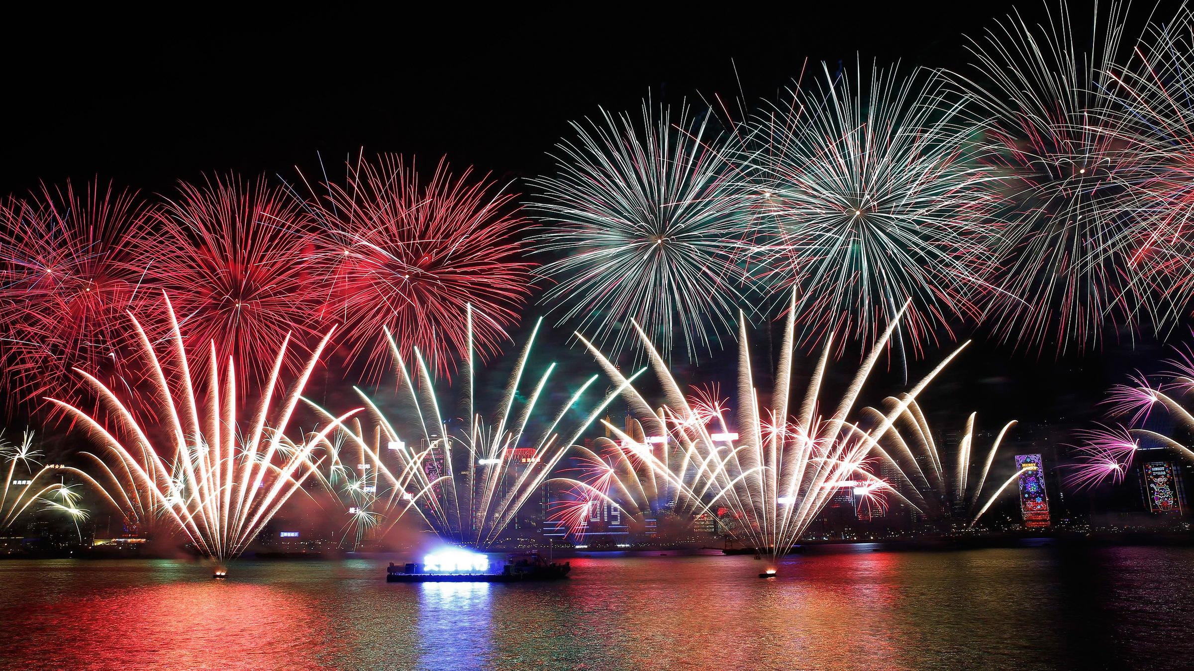 Feuerwerk über dem Victoria Harbor in Hong Kong