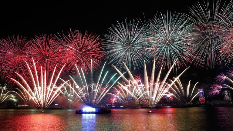 Feuerwerk über dem Victoria Harbor in Hong Kong