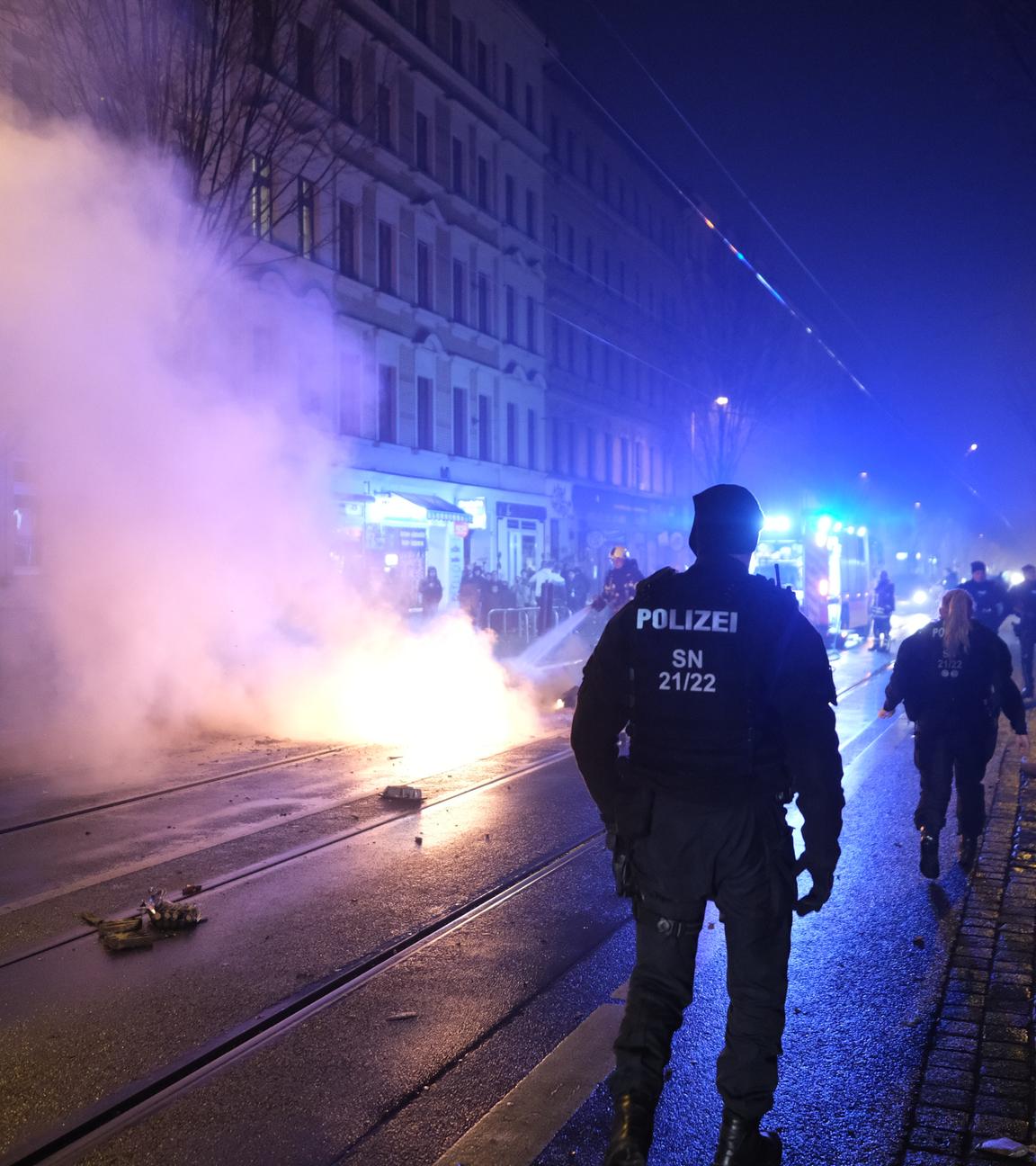 Nordrhein-Westfalen, Bonn: Feuerwerk ist in der Silvesternacht über der Kennedybrücke zu sehen.