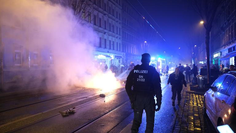 Nordrhein-Westfalen, Bonn: Feuerwerk ist in der Silvesternacht über der Kennedybrücke zu sehen.