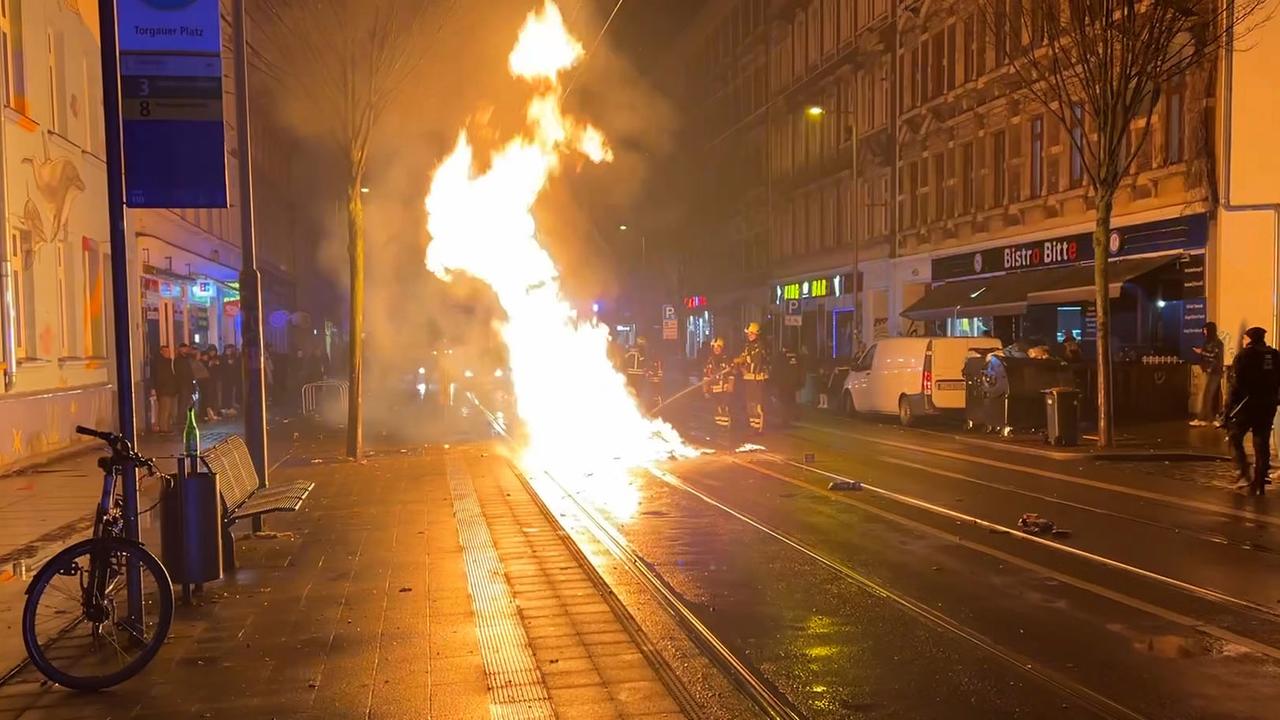 Leipzig: Feuerwehrleute löschen einen Brand auf der Straße beim Torgauer Platz