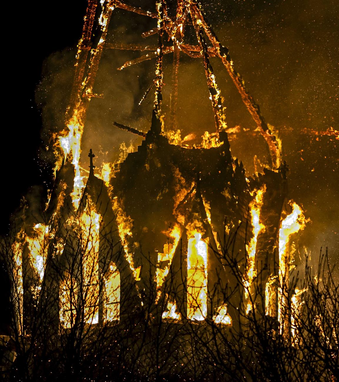 In Amsterdam brennt eine Kirche