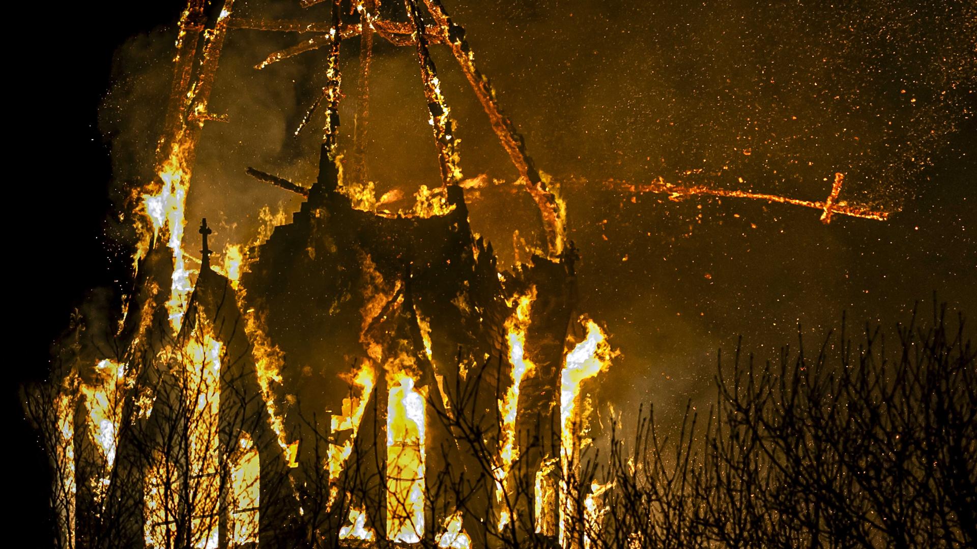 In der Silverstnacht ist der Turm der Vondelkirche in Amsterdam bei einem Brand eingestürzt.