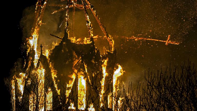 In Amsterdam brennt eine Kirche