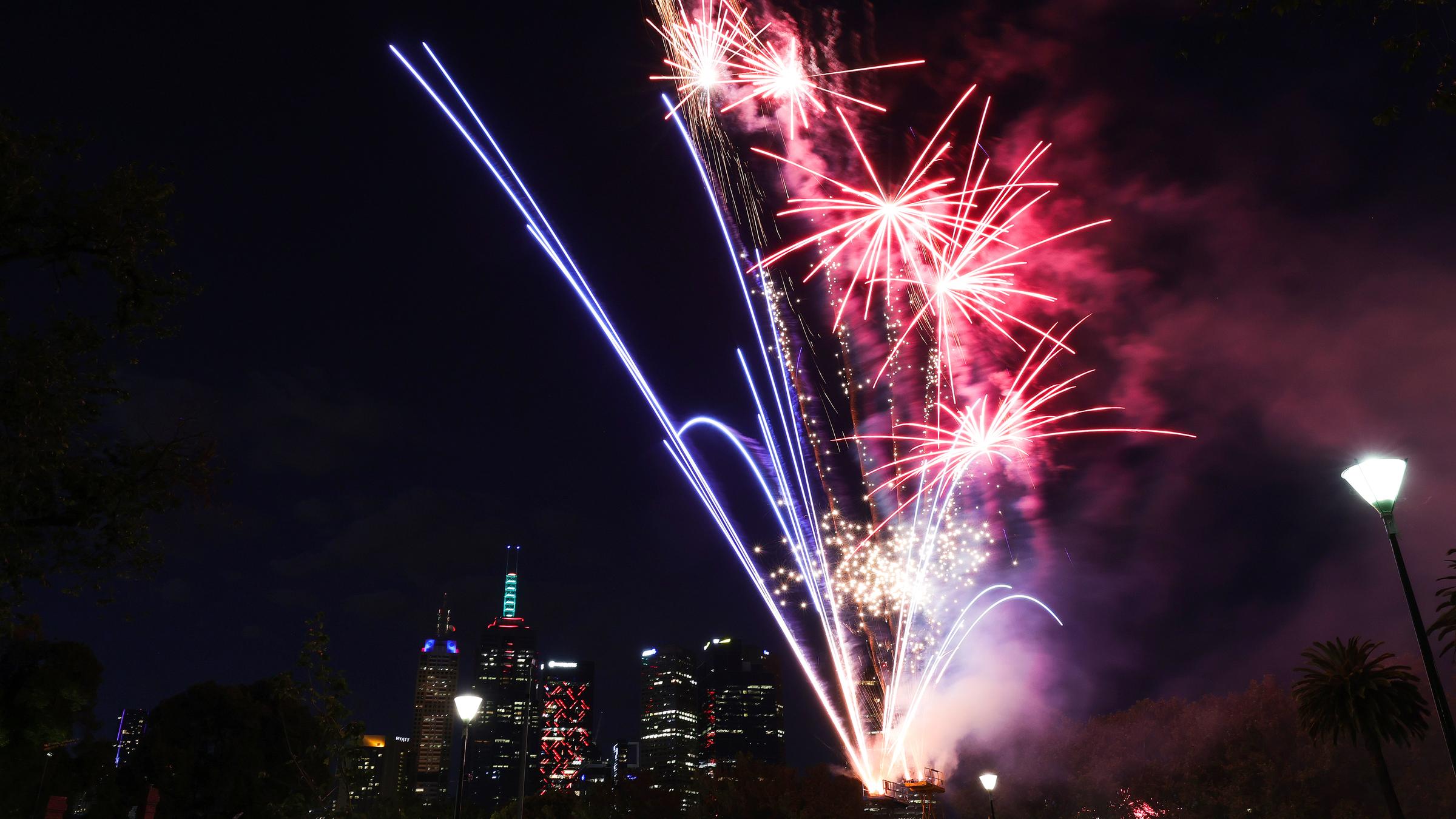 Feuerwerk ist während der Silvesterfeierlichkeiten in Melbourne