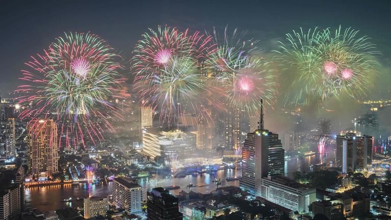 Feuerwerkskörper explodieren über dem Chao Phraya Fluss während der Neujahrsfeierlichkeiten in Bangkok.
