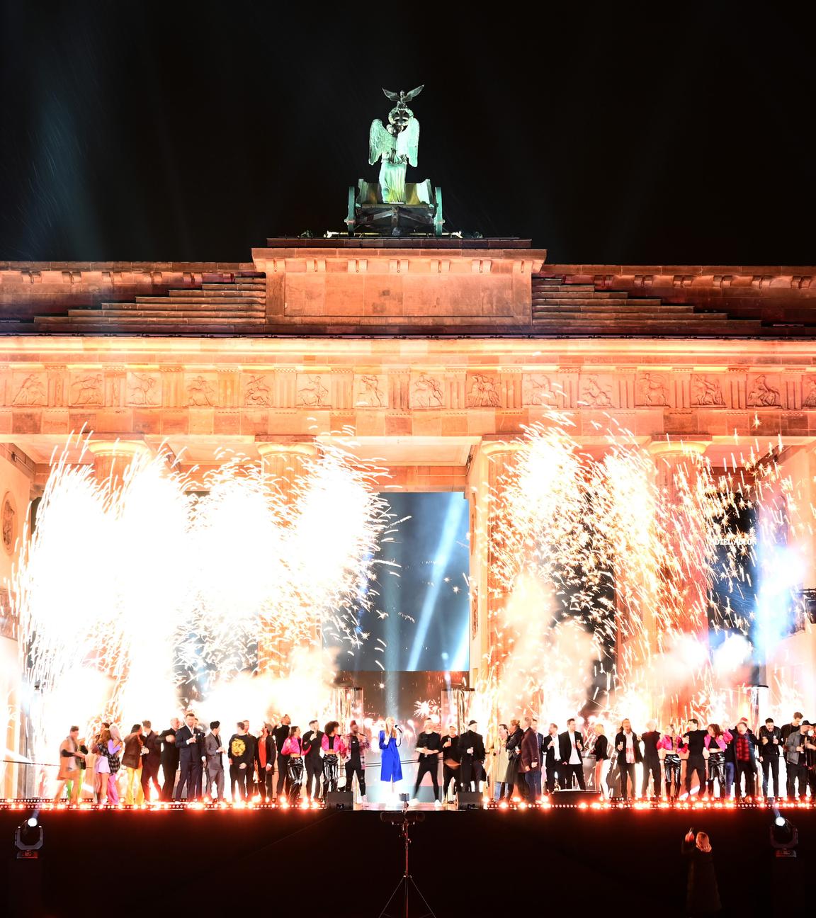 Feuerwerk bei der Silvestershow am Brandenburger Tor